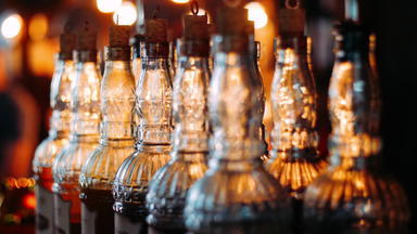 空瓶有图案的玻璃溢出含酒精的饮料